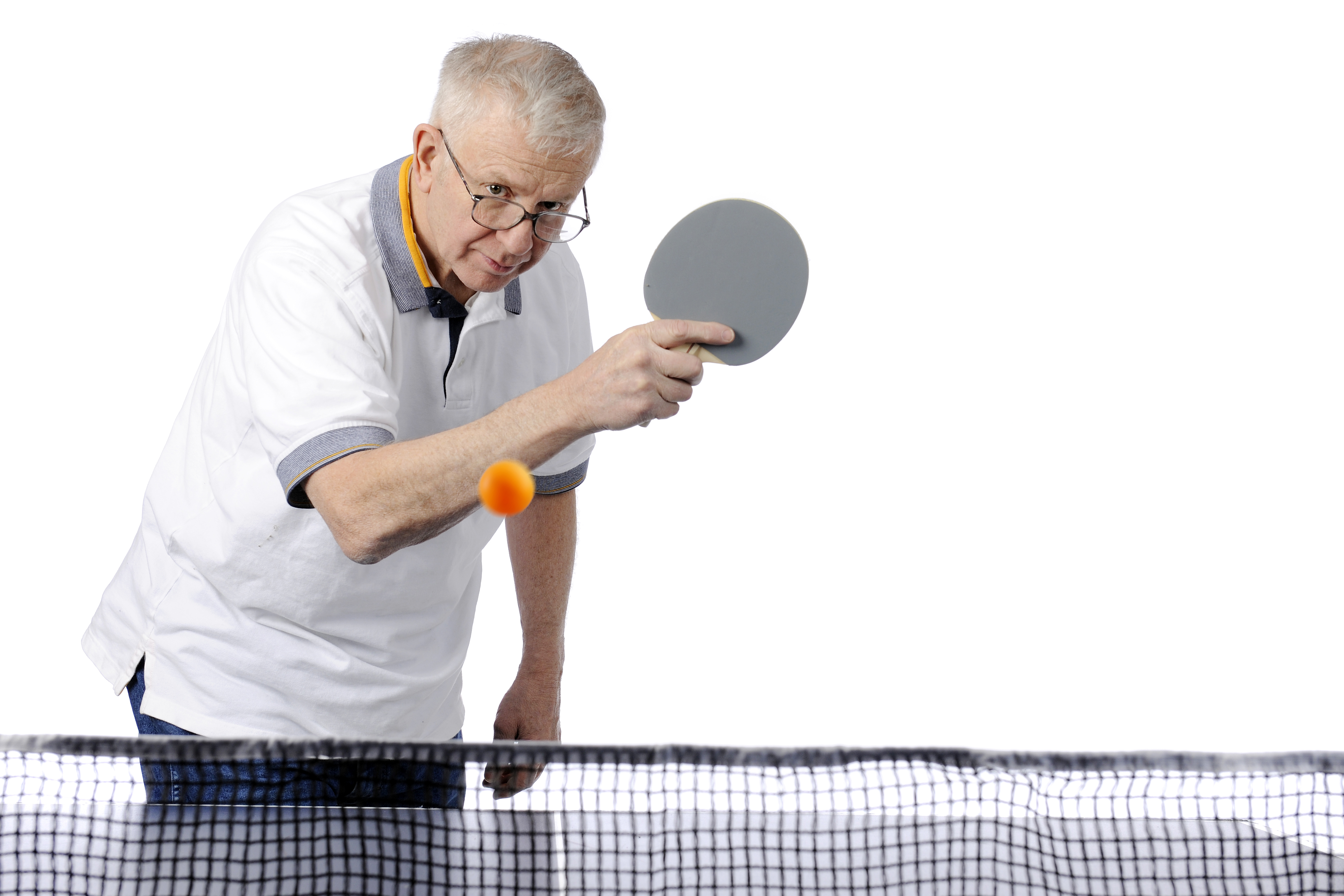 pessoas jogando tênis de mesa com raquete e bola de jogo de pingue